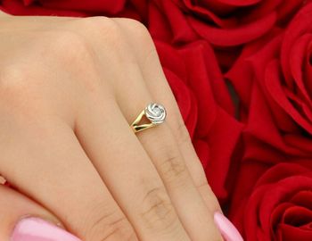 Romantyczny pierścionek z diamentem 0,08 ct w kształcie róży. Żółte i białe złoto 585. Rozmiar 12. Certyfikat autentyczności. Doskonały prezent pełen symboliki.3.jpg